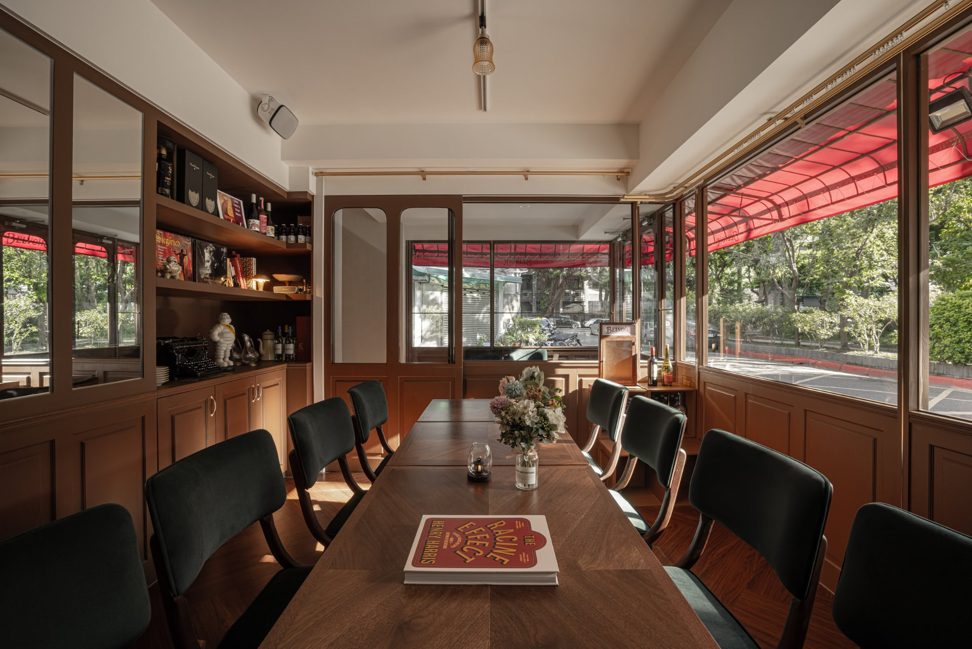 河狸餐酒館 Belvoir 窗邊長桌